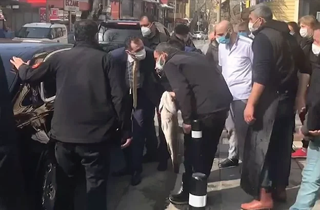 Cumhurbaşkanı Erdoğan, Çengelköy’deki bir balıkçıdan alışveriş yaptı