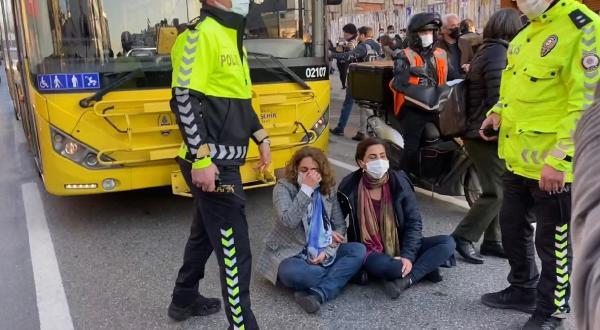 Kadıköy’de HDP milletvekilleri yol kapattı, trafik felç oldu