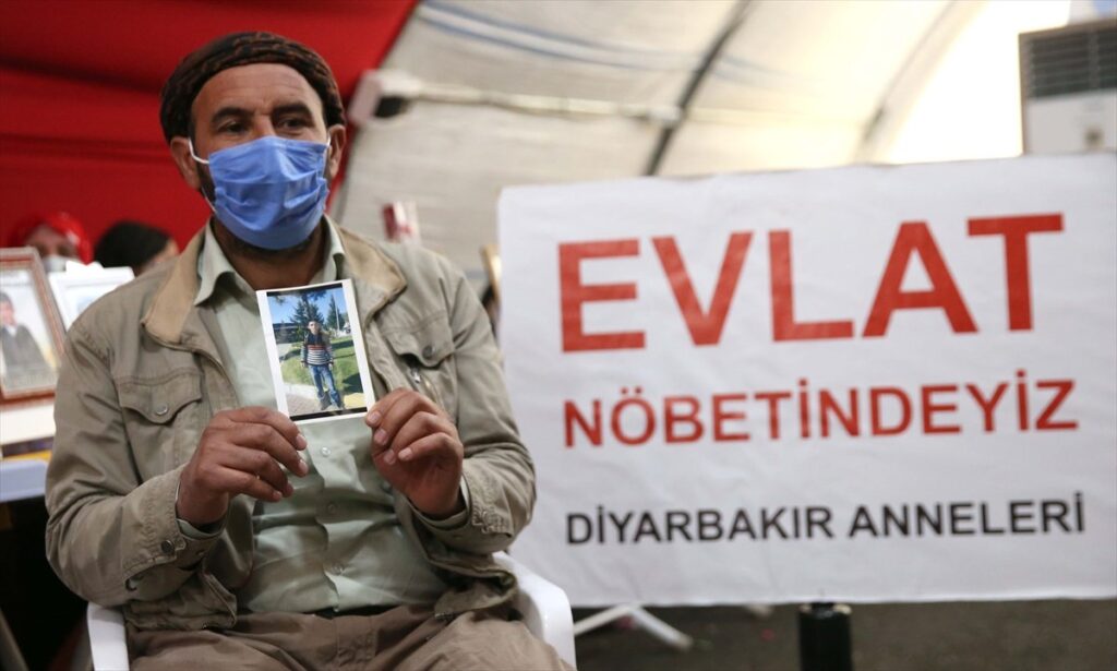 Diyarbakır’daki evlat nöbetine bir aile daha katıldı