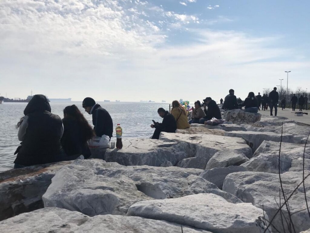 Yenikapı sahilinde dikkat çeken kalabalık