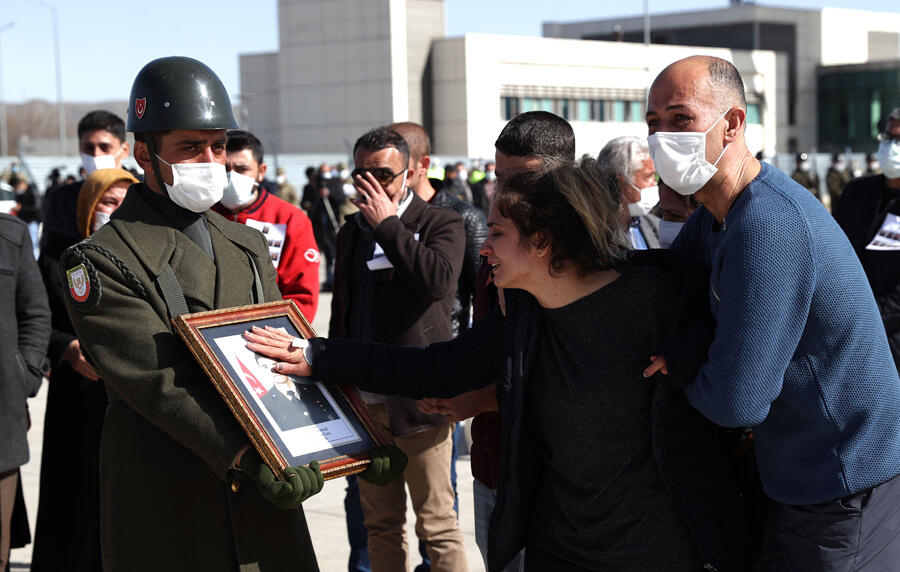 Bitlis’te helikopter kazasında şehit olan 11 asker için tören… Gözyaşları sel oldu