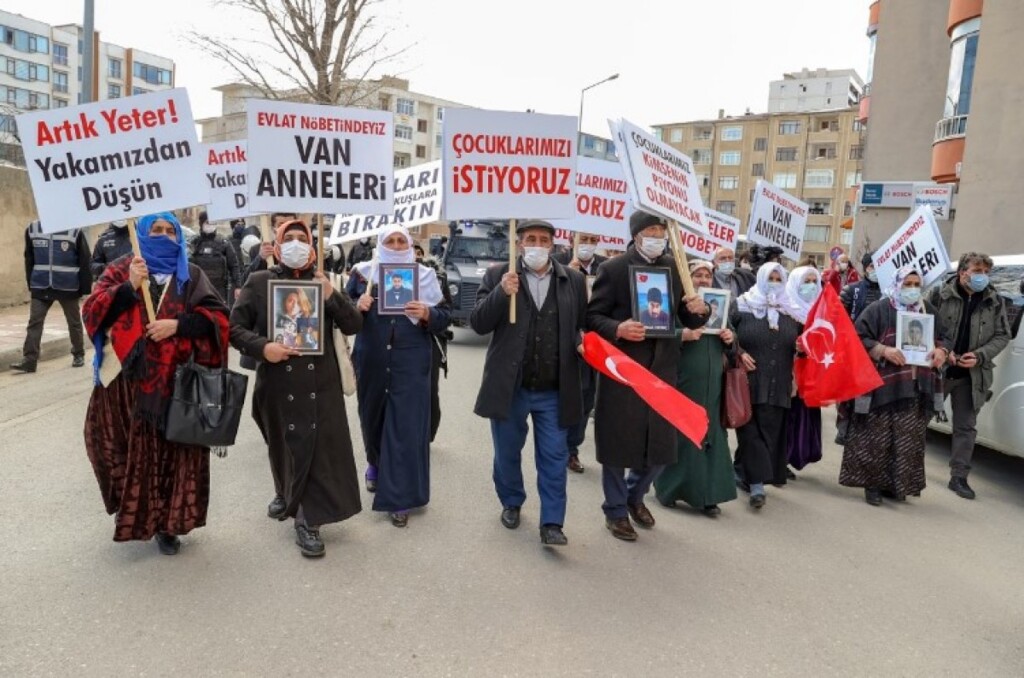 Van’da çocukları dağa kaçırılan 22 aile HDP binasına yürüdü