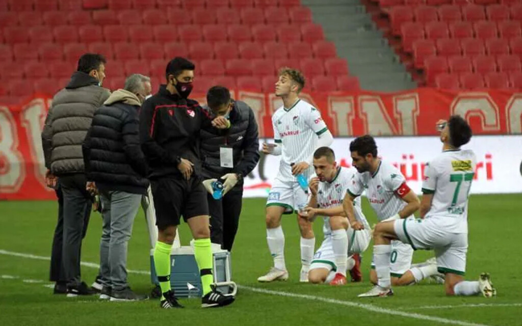 Samsunspor ve Bursasporlu futbolcular saha kenarında oruçlarını açtı