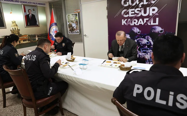 Cumhurbaşkanı Erdoğan iftarını Çengelköy Polis Merkezi’nde yaptı