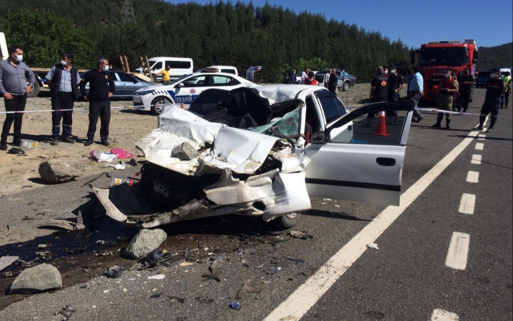 Araçtan canlı çıkan olmadı! Katliam gibi kaza