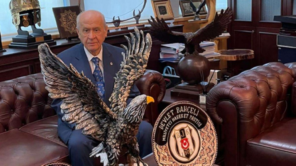 MHP Genel Başkanı Devlet Bahçeli, kartal biblosuyla verdiği pozla Beşiktaş’ı kutladı