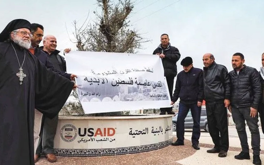 Başpiskopos Yulio İsrail askerlerini taşladı