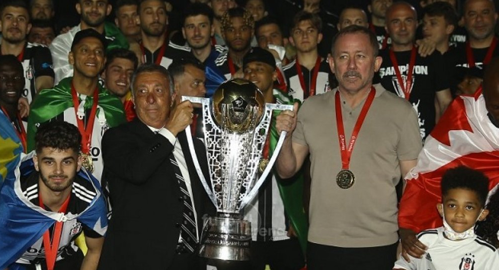 Şampiyon Beşiktaş kupasını aldı