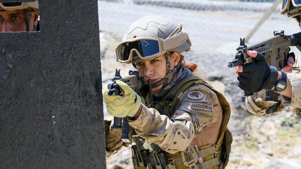 Terör operasyonları için eğitim alan ilk kadın astsubay göreve hazır