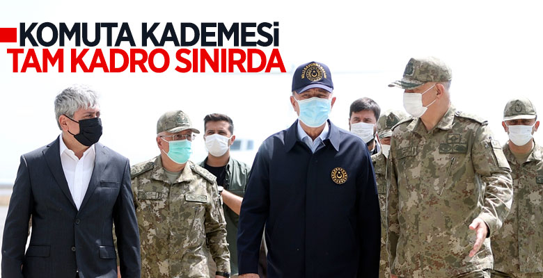 Hulusi Akar ve komutanlar Suriye sınırında