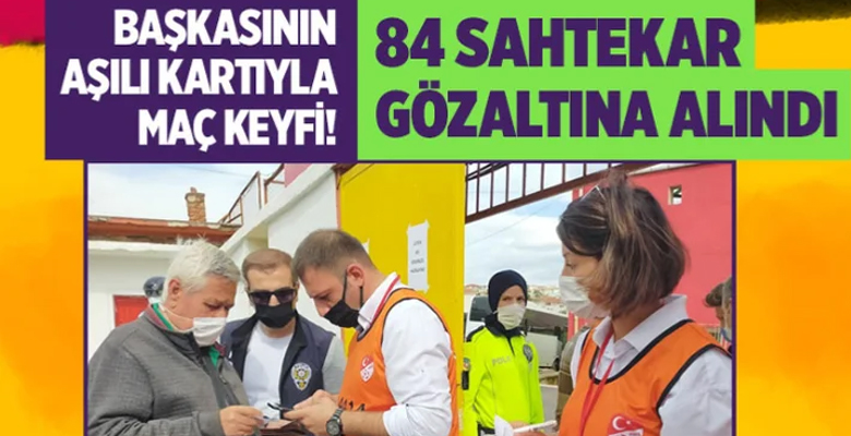 Aşısızlar maça giremedi! Aşı sahtekarları turnikede polise yakalandı