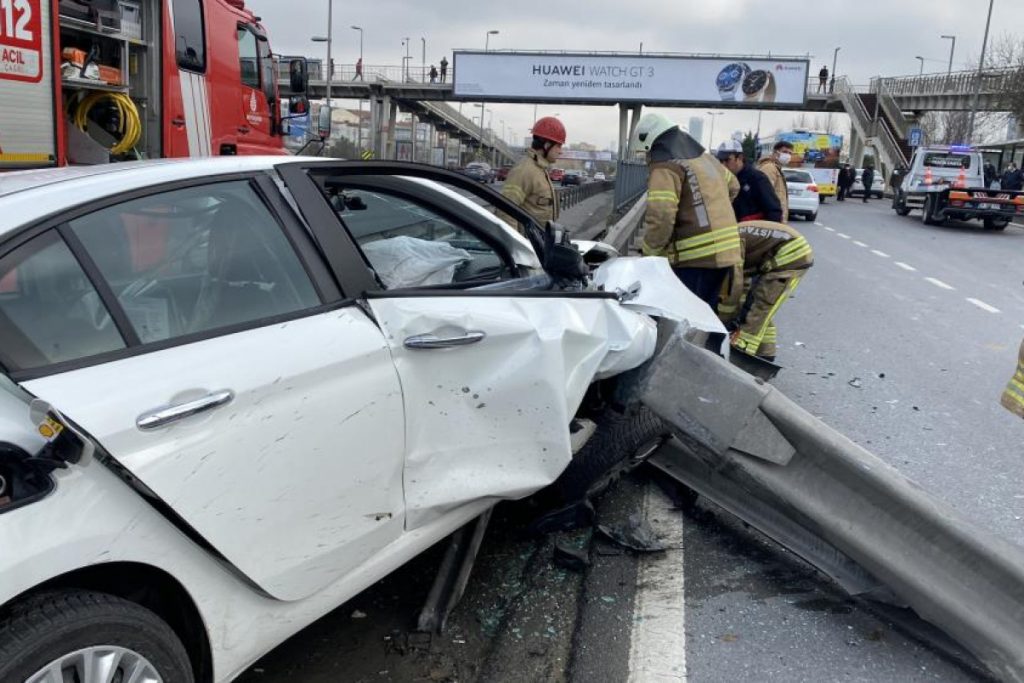 E-5 Karayolu’nda otomobil bariyerlere ok gibi saplandı