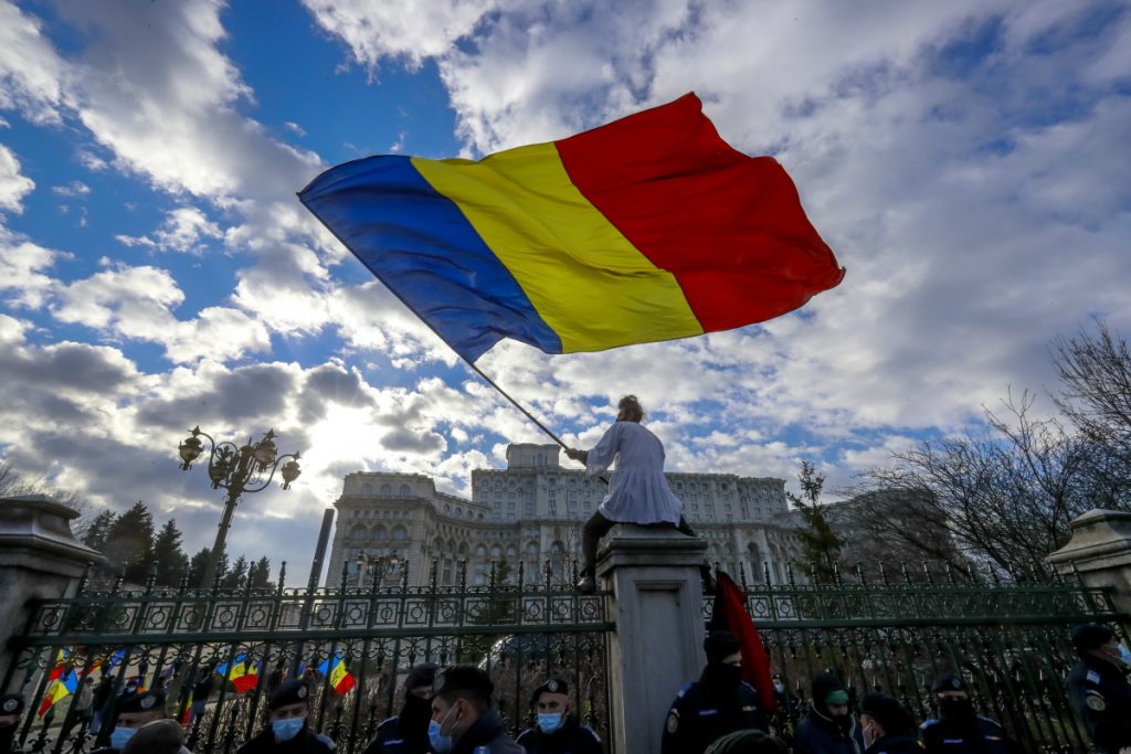 Romanya’da Covid-19 tedbirlerine karşı binlerce kişi Meclise yürüdü