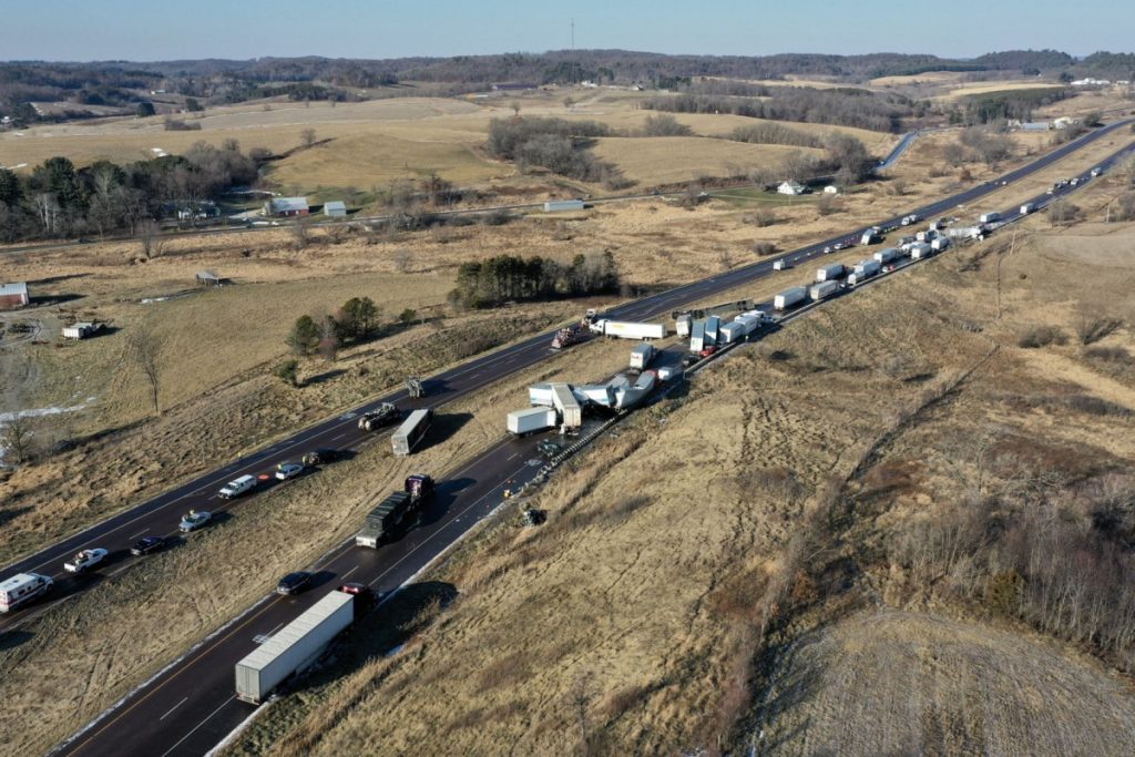 ABD’de buz tutan yolda zincirleme kaza: 40 araç birbirine girdi