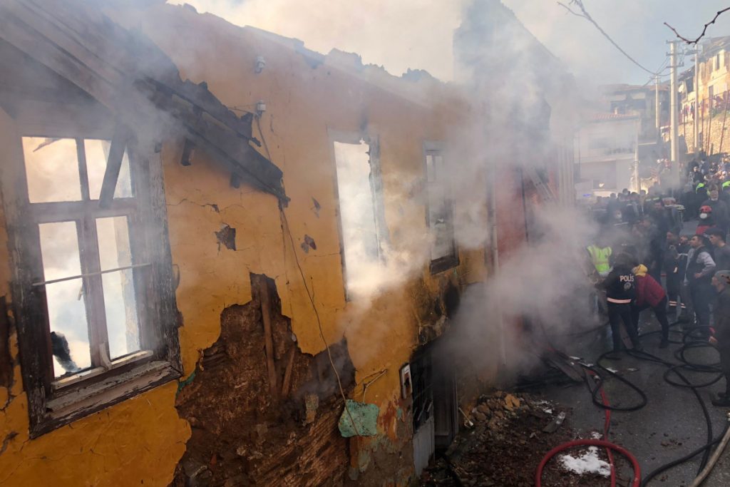 İzmir’deki yangın faciasında 3 kardeş hayatını kaybetti