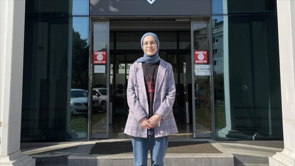 Lise öğrencisi İclal, yurt dışına çıkmadan 7 dil öğrendi
