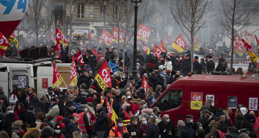 Fransa’da enflasyon nedeniyle alım gücü düşen halk sokağa indi