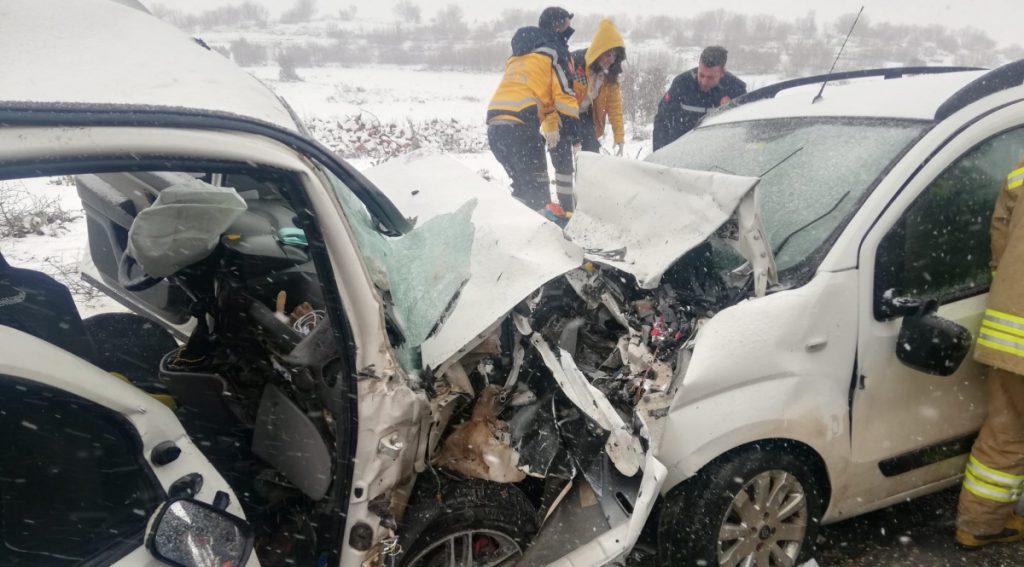 Mardin’de iki araç kafa kafaya çarpıştı: 3 ölü, 8 yaralı
