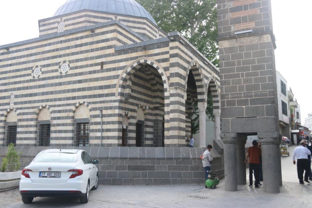 Diyarbakır’da 1895 yılında Ermeni komitelerin saldırısı sonucu 8 cami yakılarak kanlı Cuma yaşandı