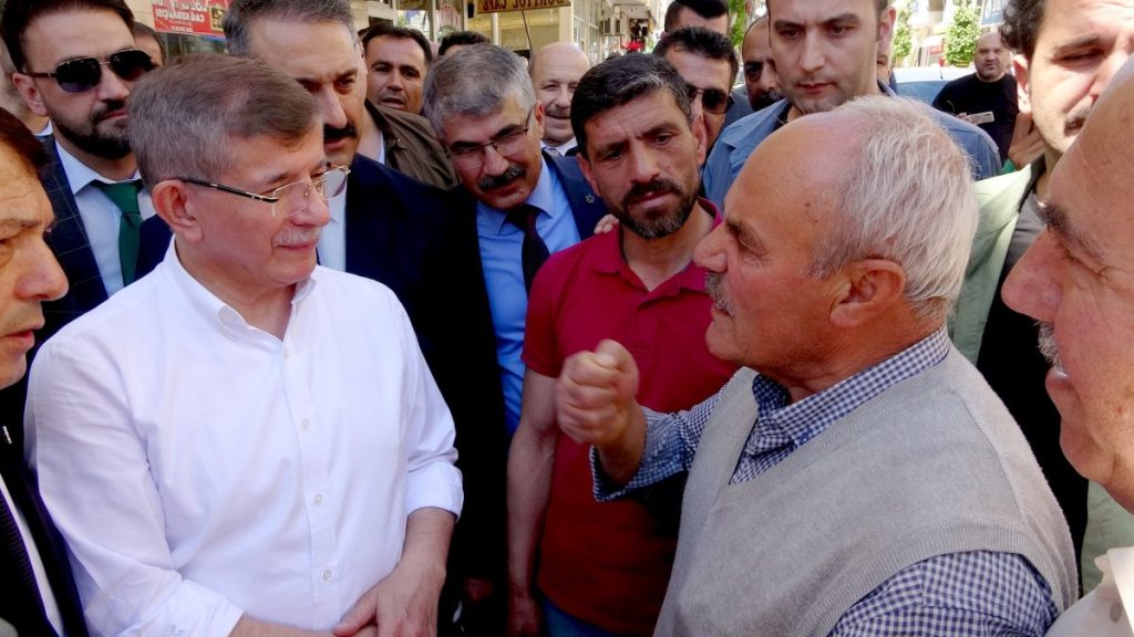Ahmet Davutoğlu’na Adıyaman’da tepki üstüne tepki