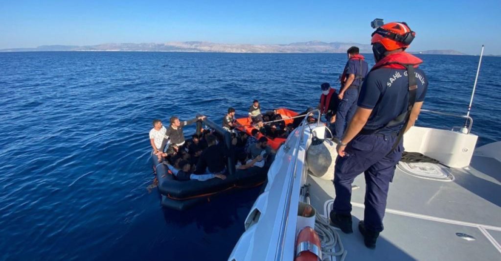 Yunan unsurunun geri ittiği 44 göçmen Çeşme açıklarında kurtarıldı