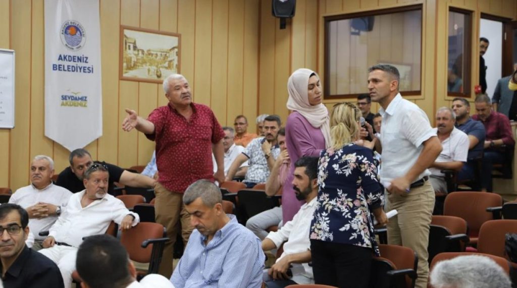 Mersin’de Akdeniz Belediye Meclisi’nde ‘İstiklal Marşı’ ve ‘Öcalan’ gerginliği