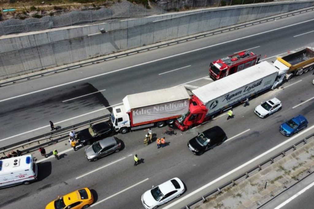 TEM’de 3 tır, 1 otomobil birbirine girdi: Hatalı sürücü kaçtı
