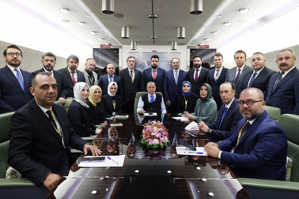Cumhurbaşkanı Erdoğan, İran dönüşü gazetecilerin sorularını yanıtladı