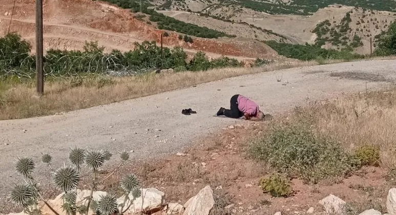 Kardeşinin şehit düştüğü noktada gözyaşları içerisinde namaz kıldı