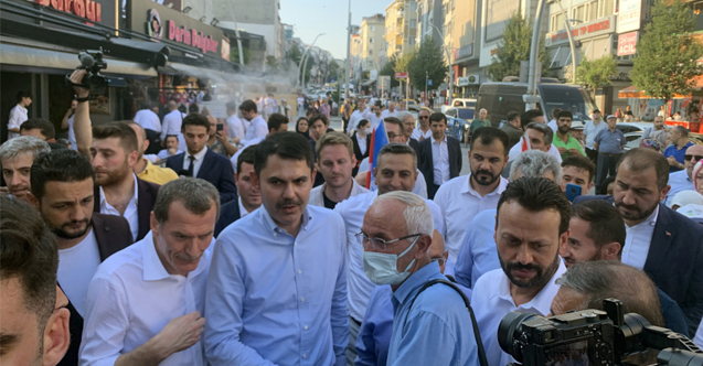 Bakan Kurum, Zeytinburnu’nda esnafı ziyareti etti, vatandaşlara aşure dağıttı