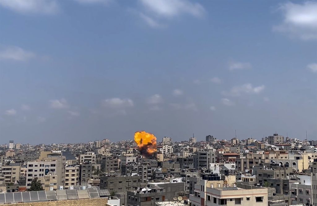 İsrail sivil yerleşim noktalarını vurmaya devam ediyor