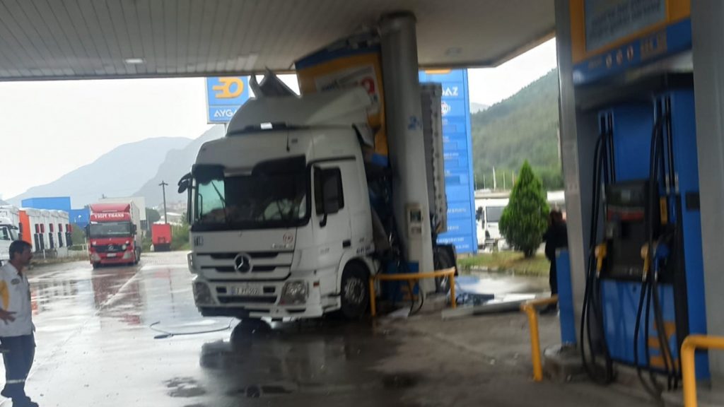 Tır, akaryakıt istasyonuna daldı