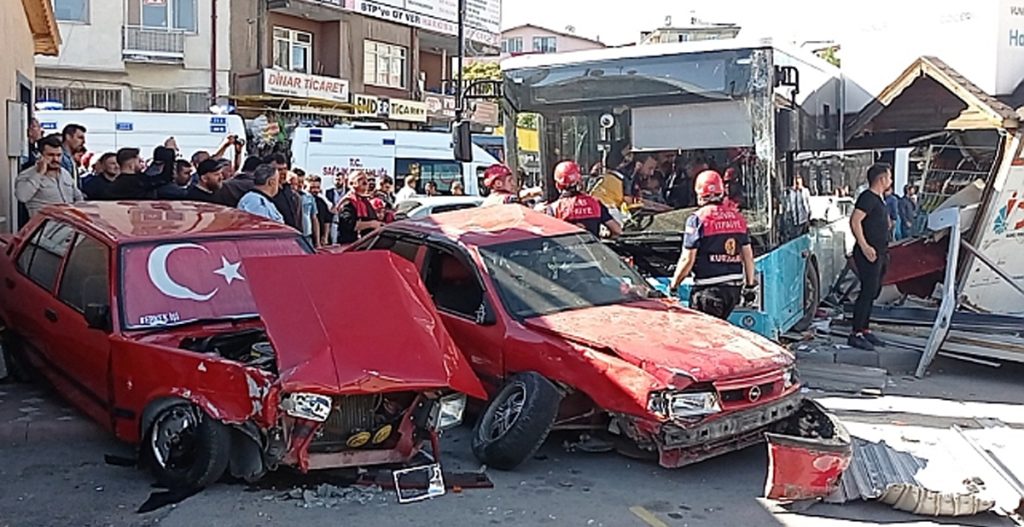 Kontrolden çıkan halk otobüsü ortalığı savaş alanına çevirdi