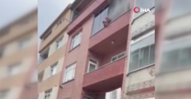 Mahsur kalan anne, kurtarmak için çocuğunu aşağı bıraktı