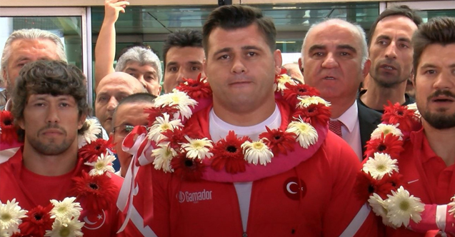 5. kez Dünya Şampiyonu olan Rıza Kayaalp’e coşkulu karşılama