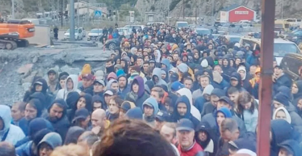 Rusya-Gürcistan sınırında 20 kilometrelik araç kuyruğu