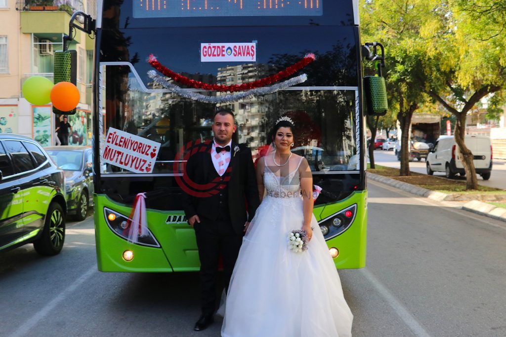 Hayalini gerçekleştirdi, kullandığı otobüs gelin arabası oldu