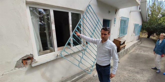 Tedaviye giden yaşlı çiftin evini soydular