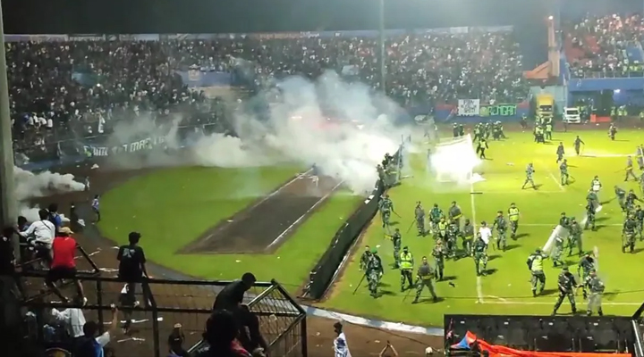 Endonezya’da futbol maçında izdiham: 174 ölü, 180 yaralı