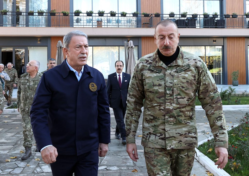 Milli Savunma Bakanı Hulusi Akar Azerbaycan’da İlham Aliyev ile görüştü