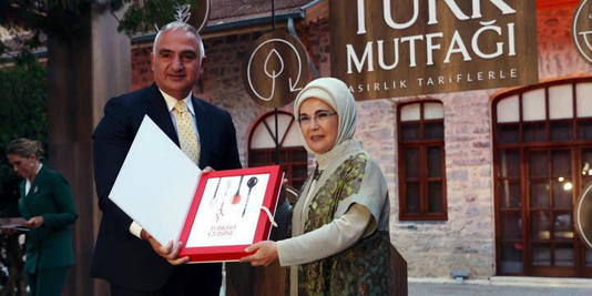 Emine Erdoğan duyurdu: Asırlık Tariflerle Türk Mutfağı kitabı ödüle aday