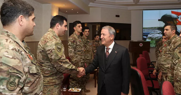 Bakan Akar, Tek Vatan Harekatı gazileriyle bir araya geldi