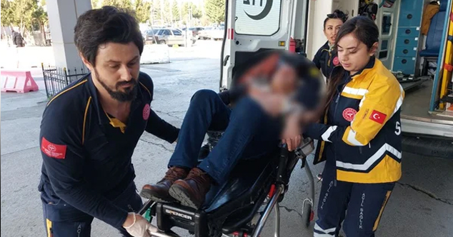 17 yaşındaki genç annesini ve sevgilisini okul bahçesinde vurdu