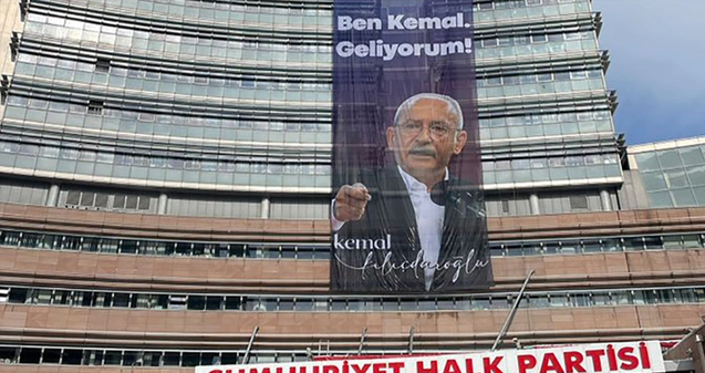 CHP Genel Merkezi’ndeki afiş değişti! ‘Ben Kemal, geliyorum’ afiş oldu