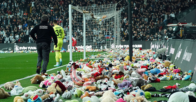 Beşiktaş tribünlerinden oyuncak yağmuru