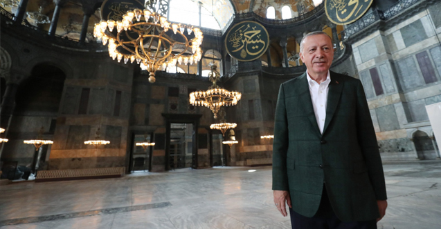 Seçim programını Ayasofya’da akşam namazı ile sonlandırdı