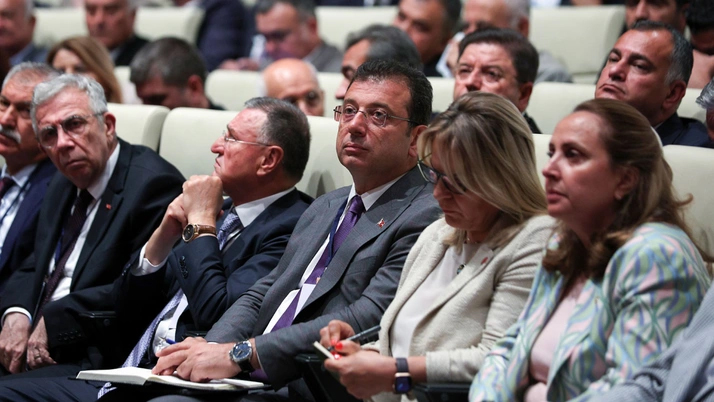 Ekrem İmamoğlu ayağa kalkıp laf attı CHP’li belediye başkanı ‘İBB Başkanlığına adayım’ dedi