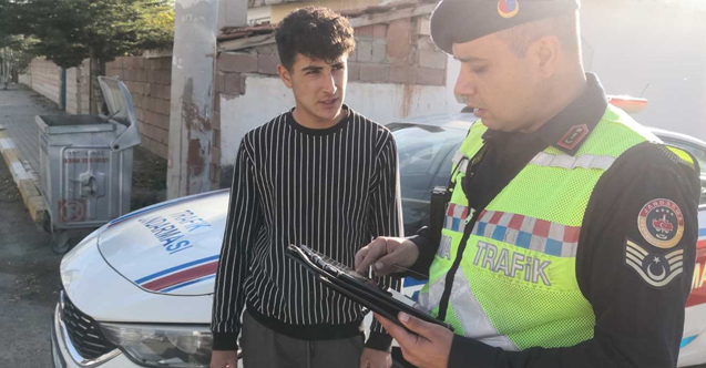 Yüksek ses müzikle uygulama noktasına giren sürücü: “Ceza yesem de dinlerim”