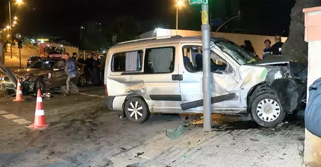 Ümraniye’de kazaya müdahale eden polise çarpan araç kaçtı; polis hastaneye kaldırıldı