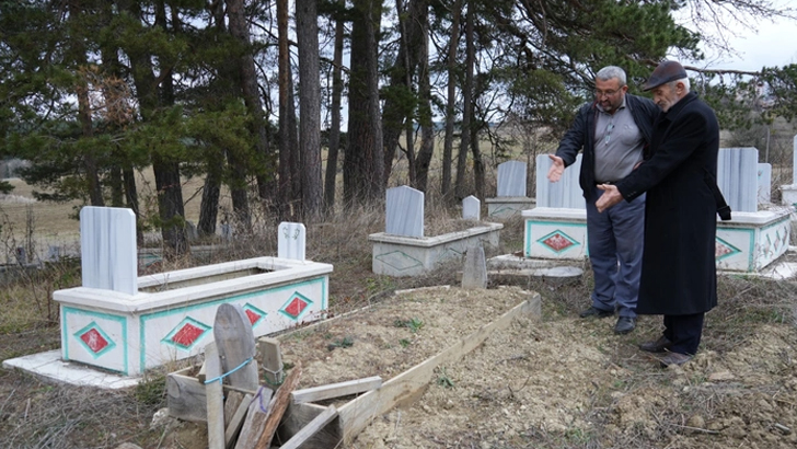 Kış uykusuna yatamayan ayılar, mezarları kazmaya başladı